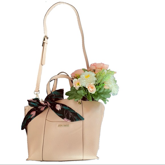 Steve Madden Handbags - EUC- Steve Madden Tote bag in blush pink with scarf